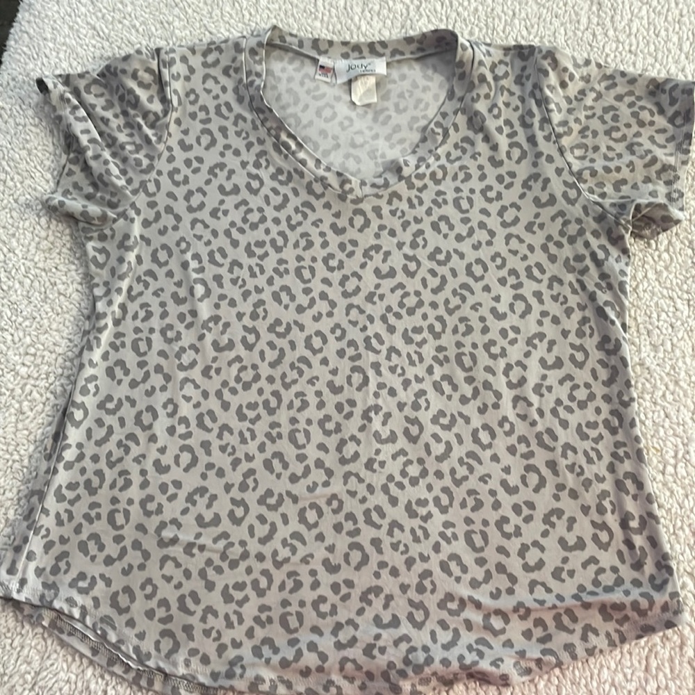 Gray leopard print T-shirt